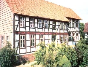 Frontansicht der Alten Schule